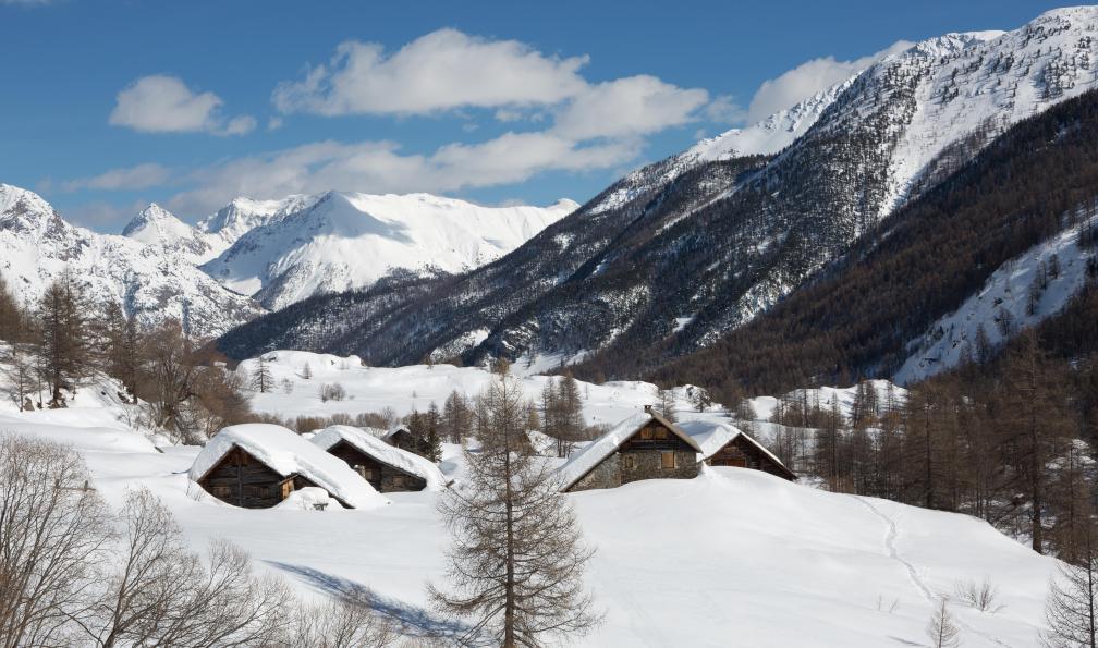 panosud360 - Adobe stock - Montagnes et chalets sous la neige, Névache - Clarée : hameaux et alpages enneigés - 6