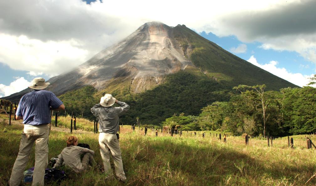 Tanguy de Saint Cyr - Adobe stock - Randonneurs observant le volcan Arenal, Costa rica - Multi-activités du Pacifique aux Caraïbes - 1