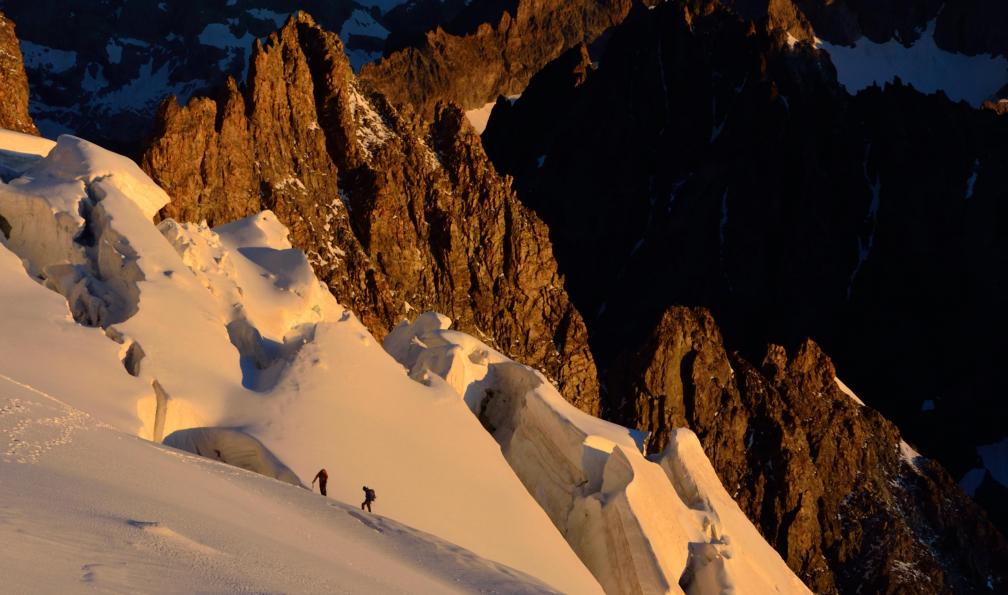 Mazet -  Philippe -  Deux randonneur gravissant le glacier du Dôme des Écrins;France - Débuter en alpinisme dans le massif des Ecrins - 2