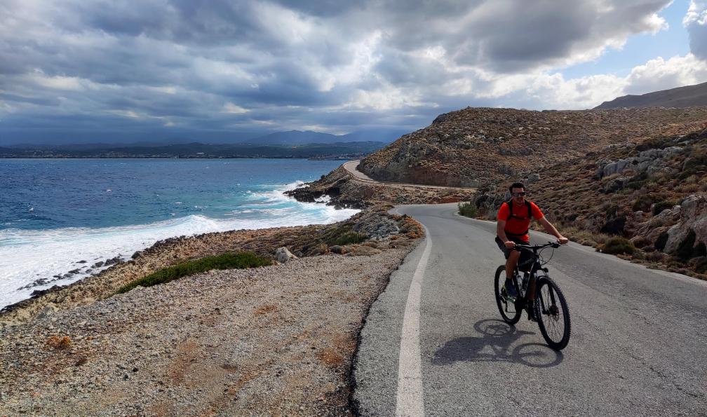 Montani -  Vincent -  Vététiste roulant en bord de mer, Crète - Des montagnes à la mer : la Crète à vélo - 2