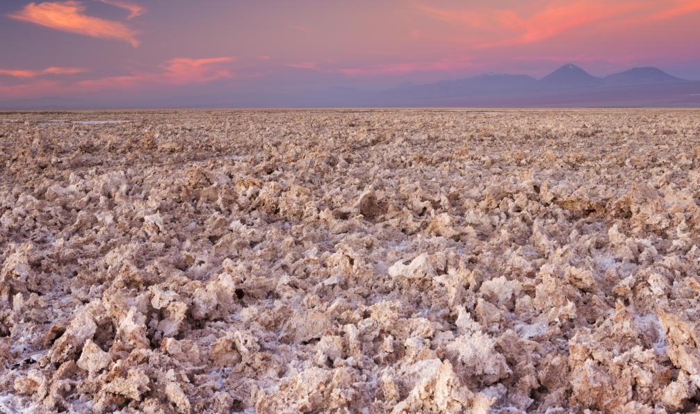 sara_winter -  Istock -  Saline d'Atacama, Désert d'Atacama, au coucher du soleil;Chili  - Des glaciers de Patagonie au désert d'Atacama - 9