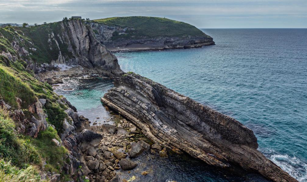 Rodríguez - Felipe - Adobe Stock - Falaises du littoral de Llanes en Asturies, Espagne - De la mer aux Picos de Europa - 3