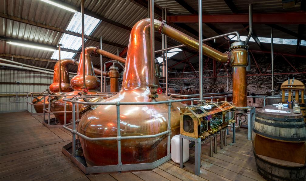 Peter - Adobe stock - Cuves d'une distillerie de whisky de fabrication artisanale, Ecosse - Ecosse sauvage : des Highlands à l'île de Skye - 10