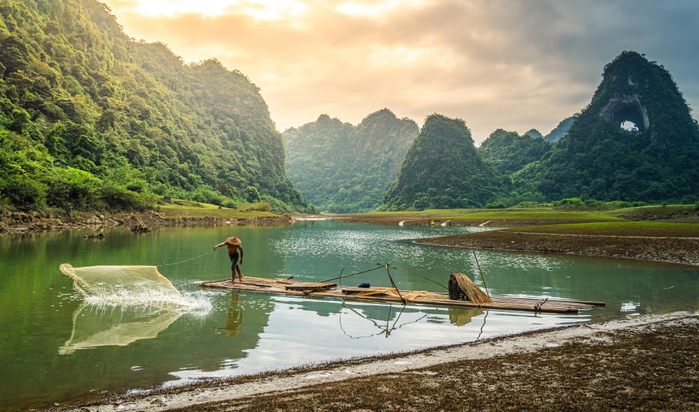 CravenA - Adobe Stock - Pêcheur en action ur la rivière dans la montagne Thung à Tra Linh, Cao Bang province, Vietnam
 - L'intégrale du Vietnam - 2