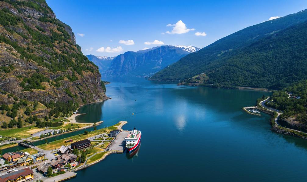 MariusLtu -  istock -  Vue aérienne du village de Flam, Norvège - Trolltunga et les grands fjords norvégiens - 7