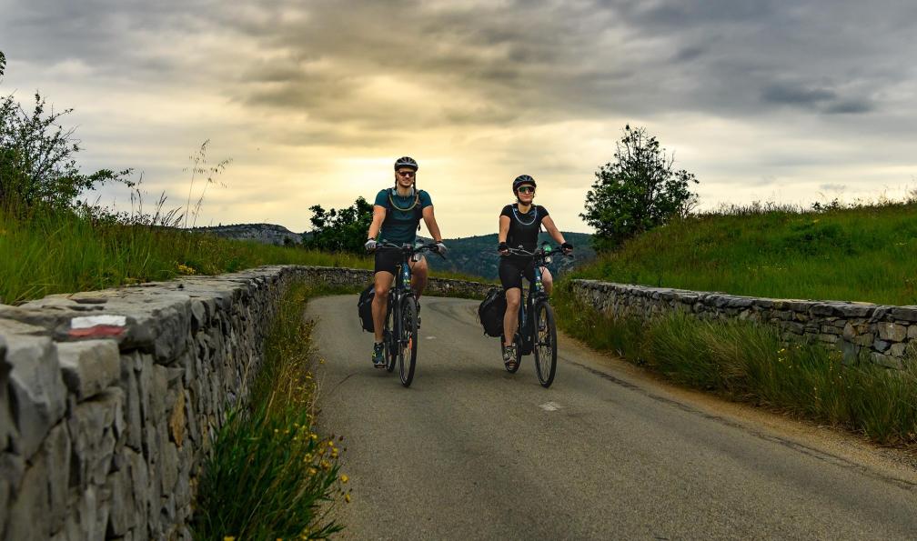 Schröter - Anne - Deux cyclistes sur route de campagne des Cévennes, France - Week-end vélo électrique dans les Cévennes - 5