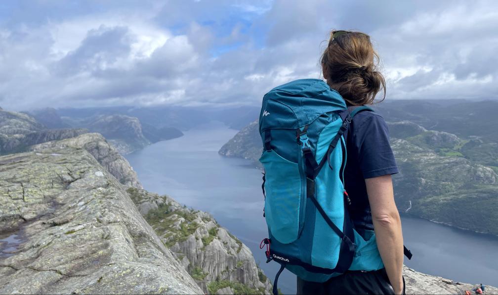 Desplanches - Elise - Randonneuse à Preikestolen, au-dessus du Lysefjord, Norvège - Les fjords du Sud - 4