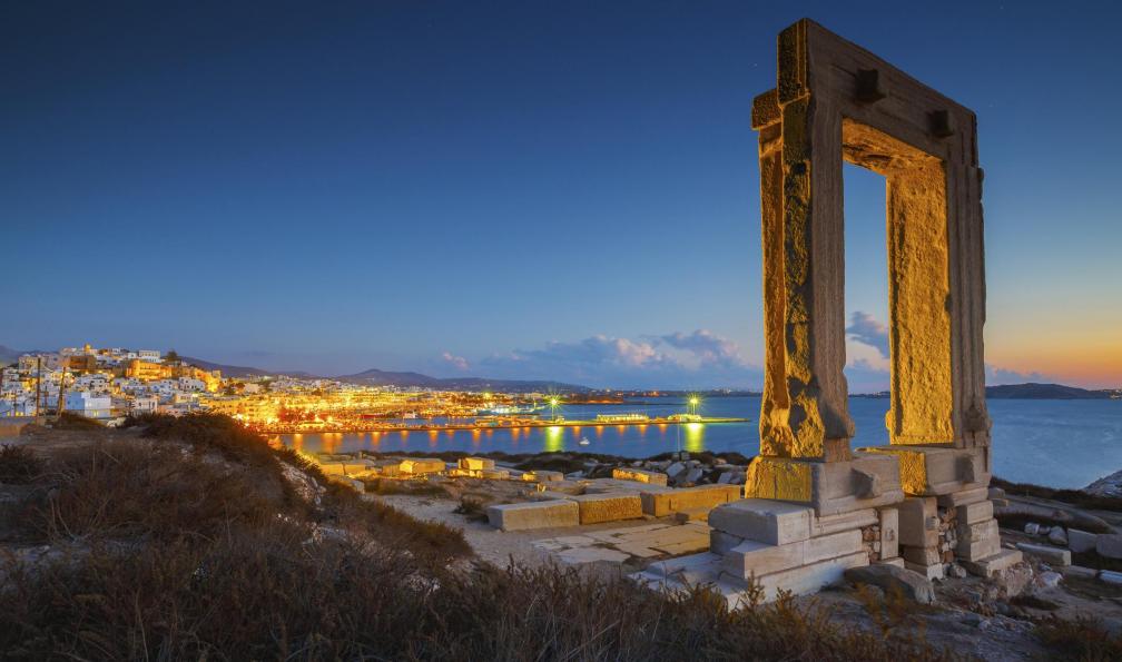 milangonda -  istock -  Portara (grande porte) du temple dApollon, Naxos, Cyclades, Grêce - L'odyssée des Cyclades : Naxos, Amorgos, Santorin - 6