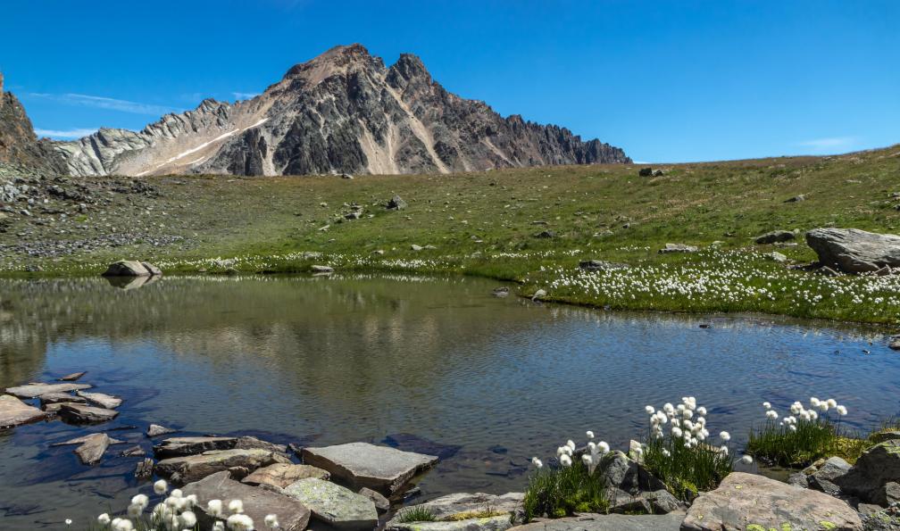 Deborde - Jean-Michel - Adobe stock - Paysage du Massif des Cerces, Tête de la Cassille et Lacs des Crouserocs, en été, Hautes-Alpes, France - Micro aventure en Clarée - 4