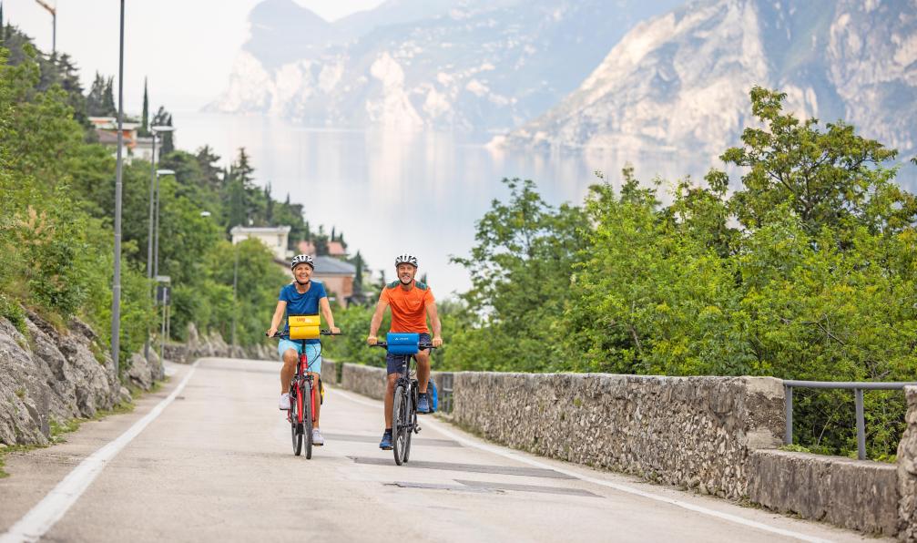 Eurfofun - Balade à vélo en couple près du lac de Garde dans les alpes italiennes. - Le tour du lac de Garde à vélo - 3