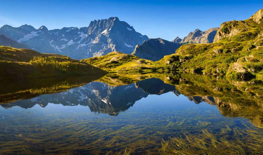Shutterstock - Le lac de Lauzon dans le parc national des Écrins en été avec vue sur le sommet de la montagne Sirac. Le lac est un site de randonnée bien connu dans les Alpes françaises. France - Le tour des Ecrins - 2