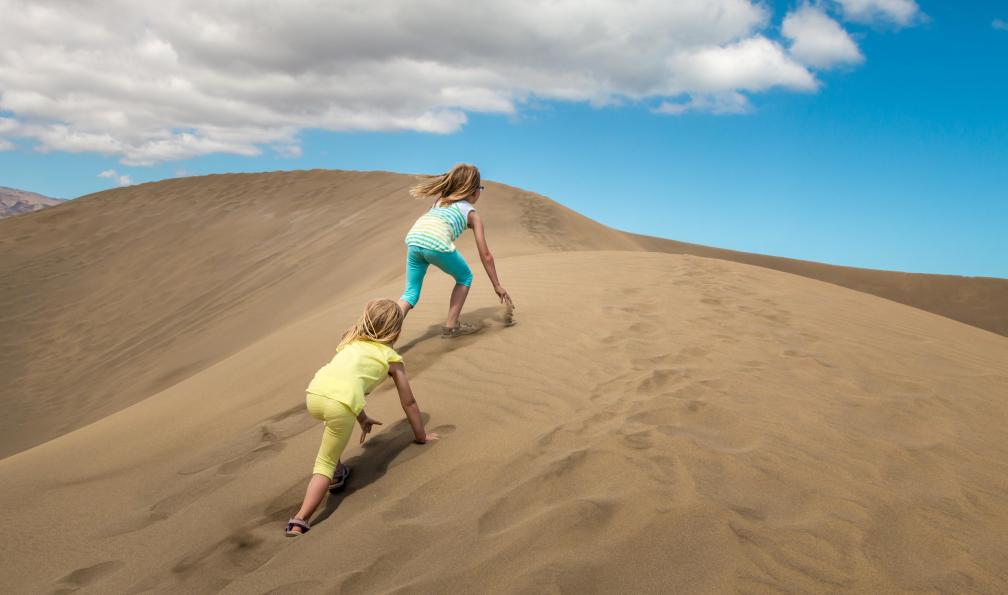 Markus Wegmann -  Istock -  Enfants qui grimpent sur une dune de sable, désert, Maroc - Les explorateurs du Grand Erg - 3