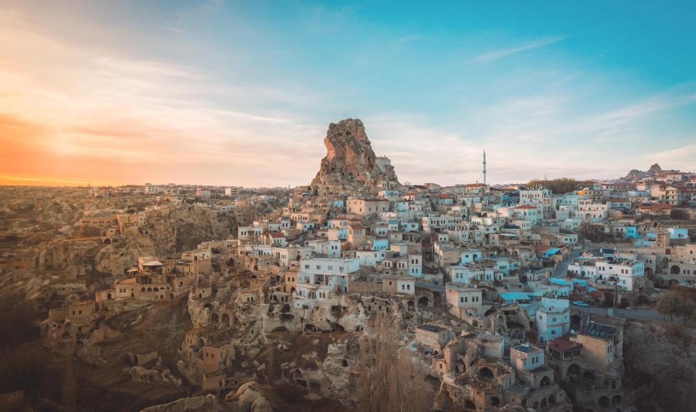 mustafagull -  Istock -  Ville de caverne Ortahisar en Cappadoce; Turquie - Aux portes du ciel : Cappadoce, Taurus et Ararat - 4