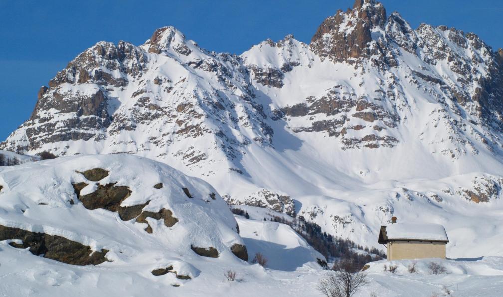 Tomfry - Adobe stock - Paysage d'hiver dans les Cerces - Clarée : hameaux et alpages enneigés - 5