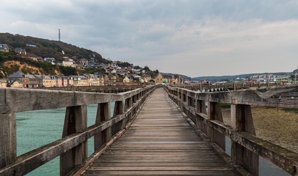 Unspalsh -  Passerelle en bois sur la mer de la ville de Fécamp, France - Couleurs et paysages de la côte d'Albâtre - 4