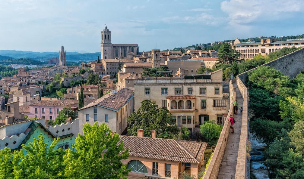 Oksana - Belikova - Adobe stock - Vue sur la ville et la cathédrale de Girona depuis les remparts piétons, Catatogne, Espagne - La catalogne à vélo : de Gérone à Figueres - 6