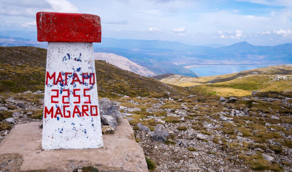 Bakker - Daphne - Adobe stock - Belle vue panoramique au sommet de Magaro sur le lac Prespa dans le parc national de Galicica, Macédoine - Le trek du High Scardus, légende des Balkans - 3