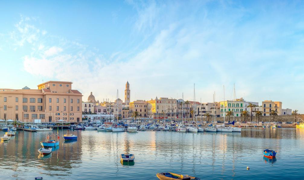 mitzo_bs - stock.adobe.com - Vue panoramique sur le front de mer et le port avec bateaux, le théâtre Margherita, la cathédrale et le fort de Sant'Antonio, Bari, Pouilles, Italie - Les Pouilles du nord au sud - 9