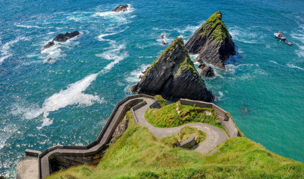 e55evu - Adobe Stock - Route menant au Port de Dunquin, Rochers et falaises, comté de Kerry, Irlande 
 - Monts sacrés du Kerry - 9