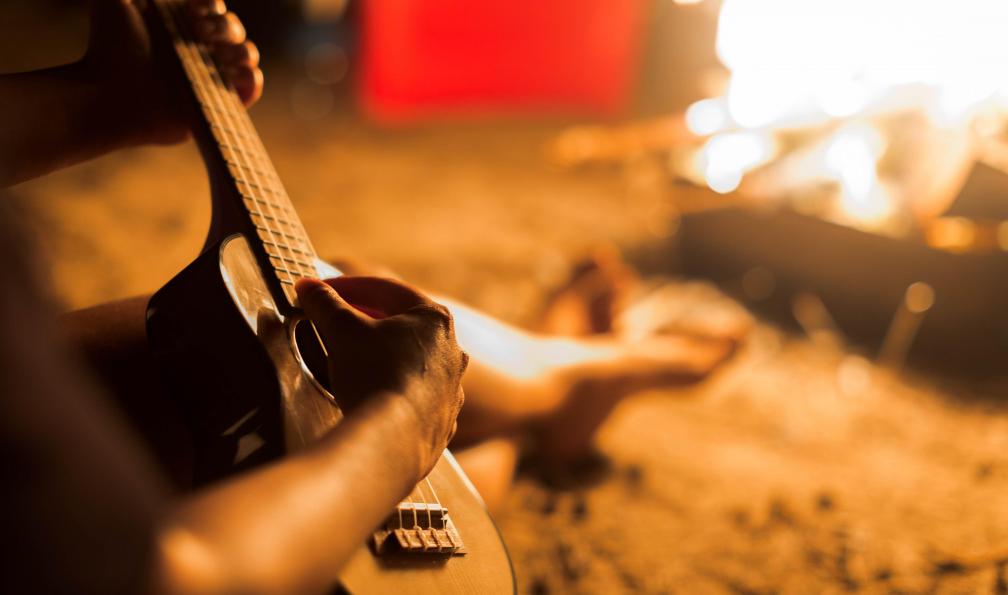 globalmoments -  Istock -  Joueur de guitare près d'un feu de camp, désert, Maroc - Nomades du désert - 1