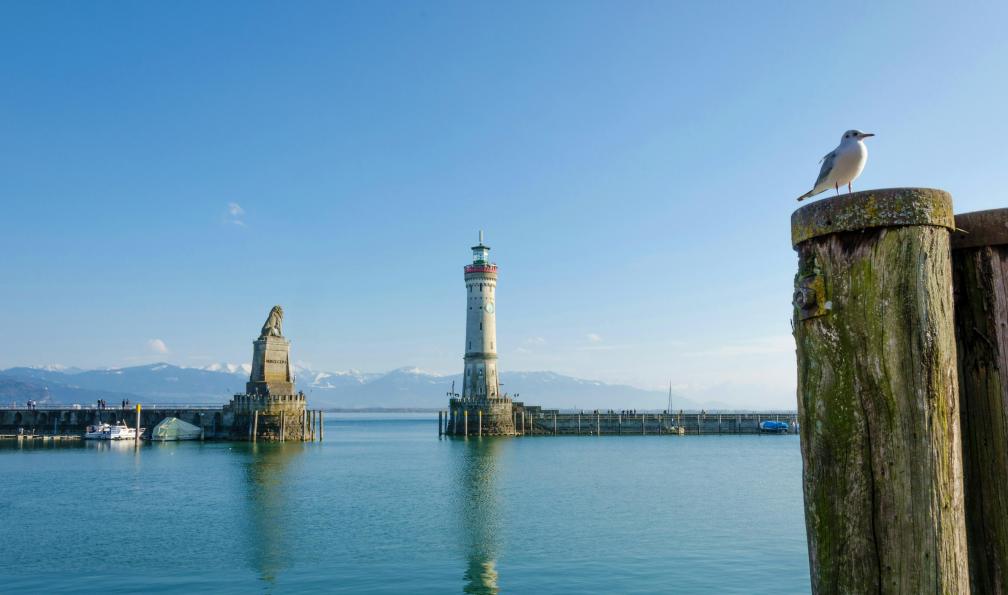 Hertle - David - Unsplash - Vue sur les montagnes et la sortie du port de Lindau en Allemagne. - À vélo autour du lac de Constance à votre rythme - 7