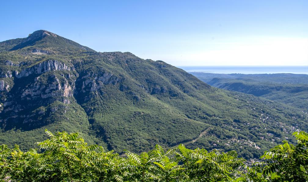 Bernard - Adobe stock - Paysage de montagne dans le Sud de la France près de Grasse, France - Côte d'Azur, itinérance des cimes à la mer - 1