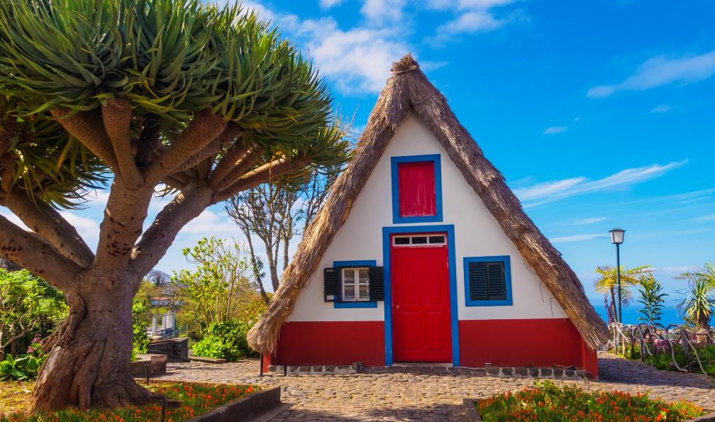 Cristianbalate - Adobe Stock - Maison traditionnelle du village de Santana, Madère, Portugal
 - Le grand tour de Madère - 7