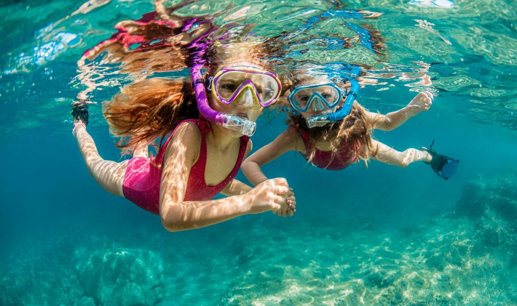 EXTREME-PHOTOGRAPHER -  Istock -  Snokerling en famille, Lanzarote, Canaries, Espagne - Petits pirates sur l'île de lave - 6