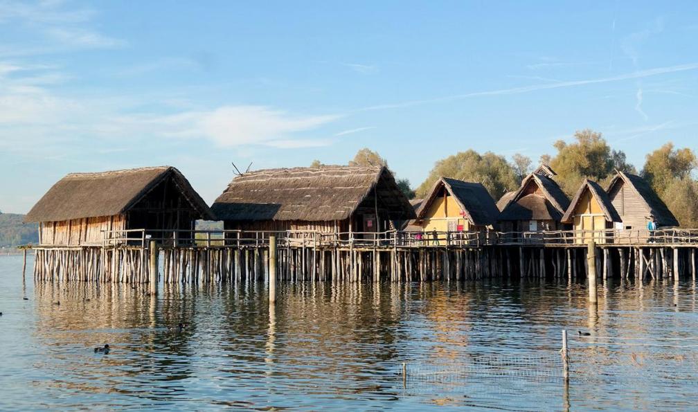 Hans - Pixabay - Vue sur le site (musée) des Palafittes d'Unteruhldingen en Allemagne. - À vélo autour du lac de Constance à votre rythme - 2