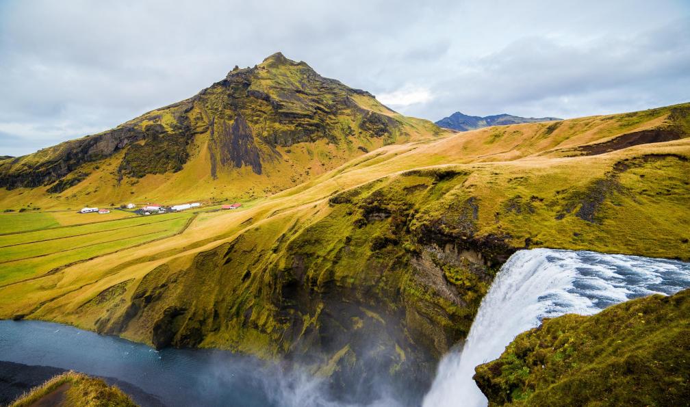chris-ried - Unsplash - Vue par le haut d'une cascade de la péninsule de Snaefellsnes, Islande - Irrésistibles rivages Islandais - 2