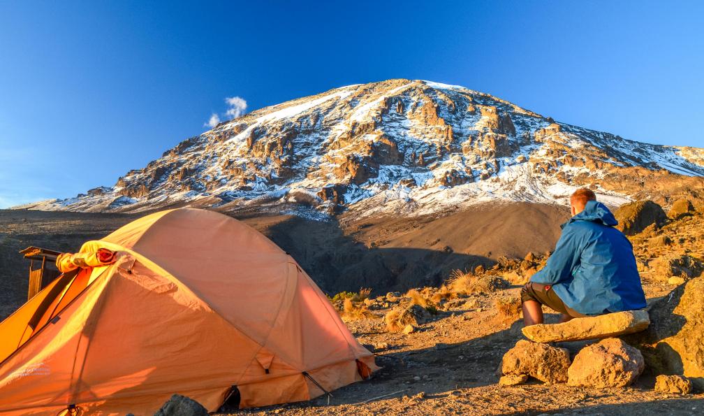 Juergen_Wallstabe  -  Shutterstock -  Depuis le camps de base Karanga vue sur Uhuru Peak sur la face Kibo;Tanzanie - Kilimandjaro : voie Machame - 2