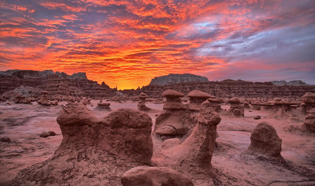 MJFelt -  Istock -  Lever de soleil sur la Vallée de Goblin, Goblin Valley State Park;Etats-Unis - Mon roadtrip américain - 10