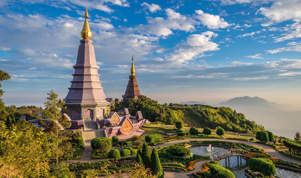 Noppasinw - Adobe stock - Coucher de soleil à Doi Inthanon, plus haut sommet de Thaïlande - Les essentiels de la Thaïlande - 4