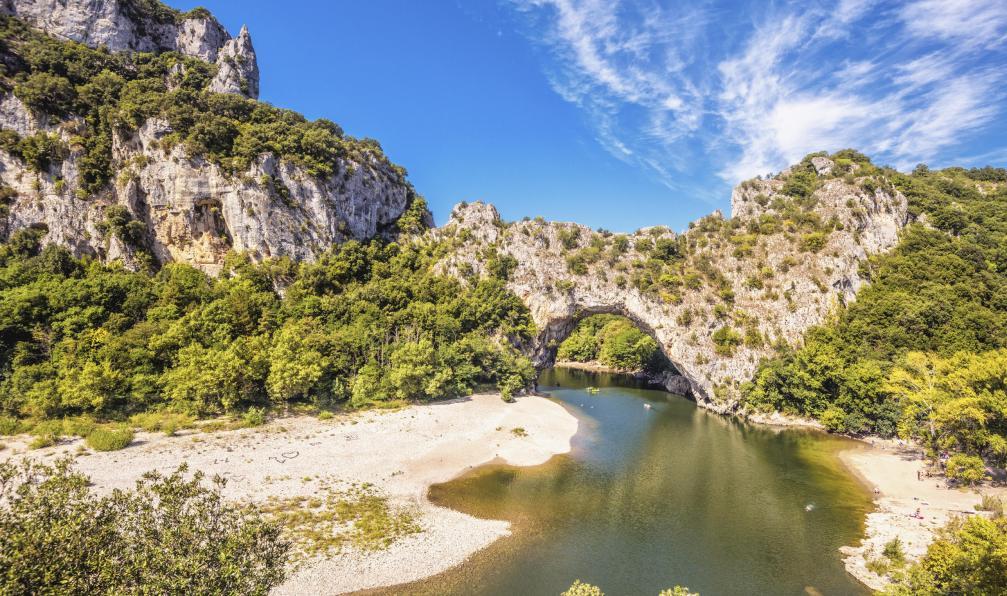 Istock -  Vallon-Pont-d'Arc, dans les gorges de l'Ardèche. - Ardèche : pays de caractère - 10