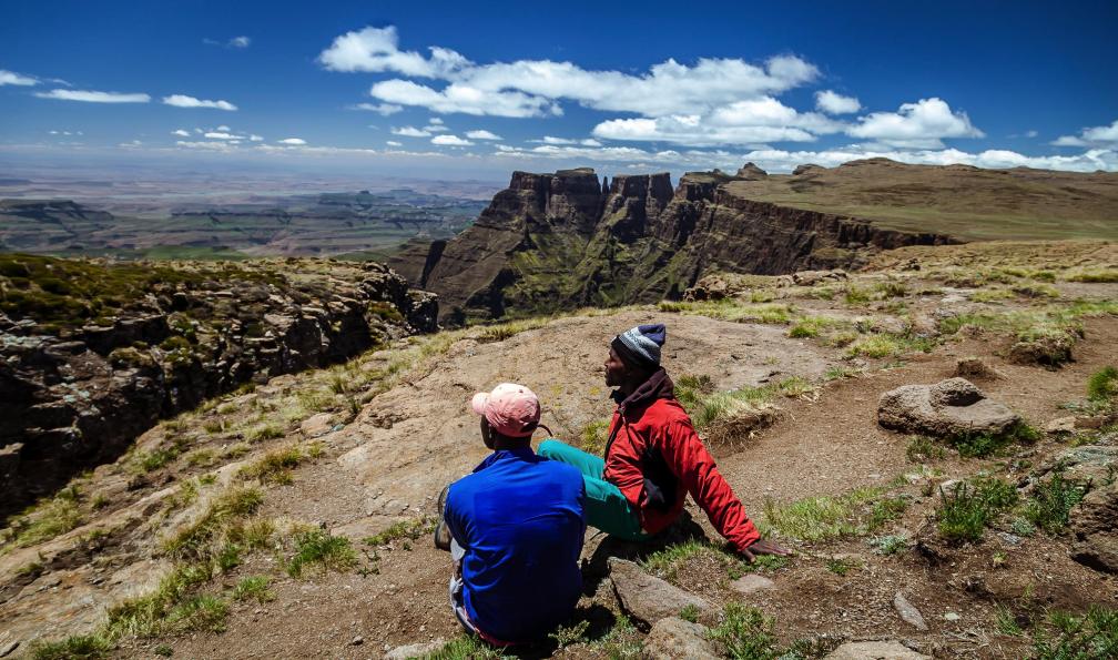 Yann  -  Macherez -  Deux hommes regardant le paysage, Drakensberg, Afrique du sud.  - Les montagnes du Dragon - 1