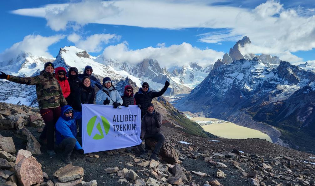 Lydie Busillet - Randonneurs Allibert Trekking devant le Loma del Pliegue Tumbado, Patagonie, Argentine - Aventure ultime : du bout du monde au trek du "o" - 8