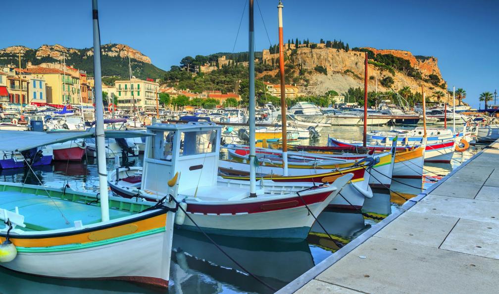 Janoka82 -  istock -  Port de Cassis et le cap Canaille en fond, Provence, France - Calanques de Cassis et Côte Bleue - 2