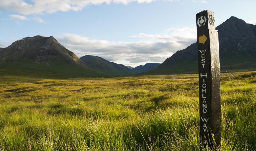 zmeel -  Istock -  Borne du West Highland Way à Glencoe;Ecosse - Ecosse mythique : West Highland Way & île de Skye - 2