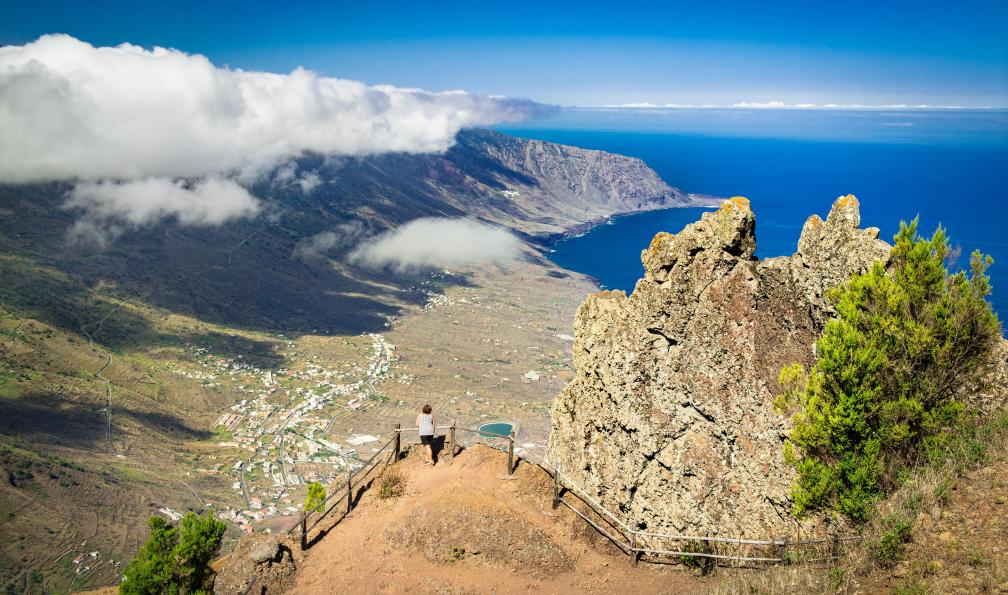 Neissl - stock.adobe.com - Randonneuse admirant le point de vue depuis le « Mirador de Jinama » sur El Hierro, îles Canaries, Espagne - El Hierro, île préservée - 10
