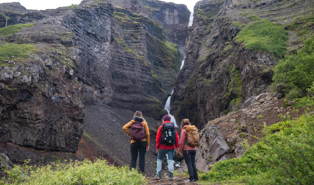 Crétois - Chloé - Randonneurs devant une cascade dans les fjords de l'Ouest, Islande - Irrésistibles rivages Islandais - 9