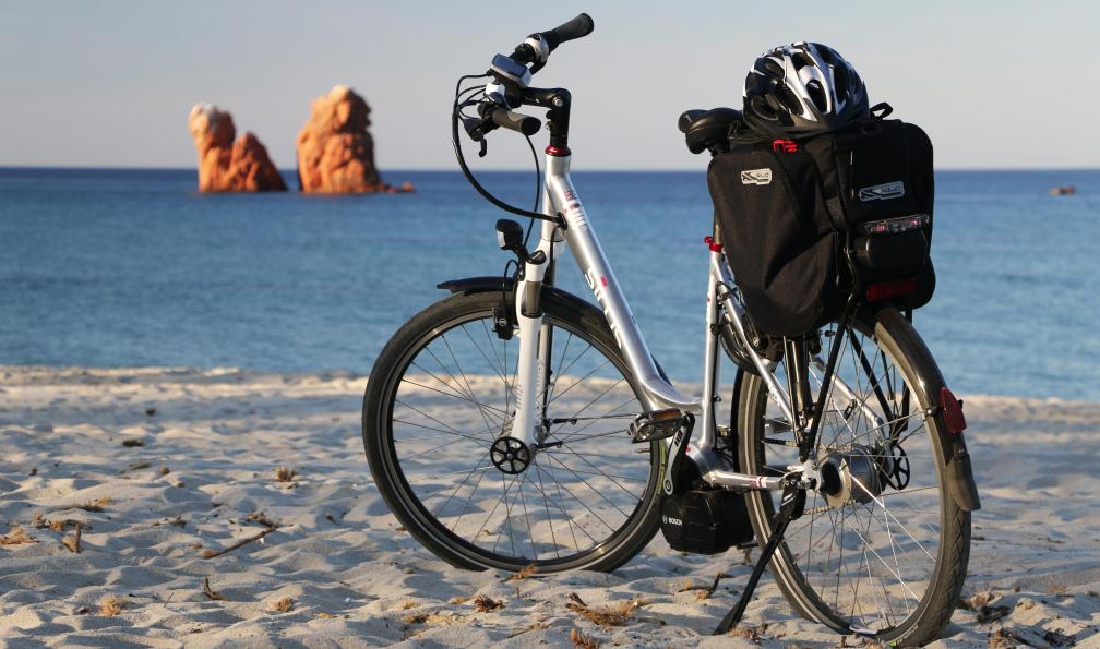 Vincent Montani -  Vélo sur la plage, Sardaigne, Italie - La Sardaigne sauvage à vélo électrique - 1