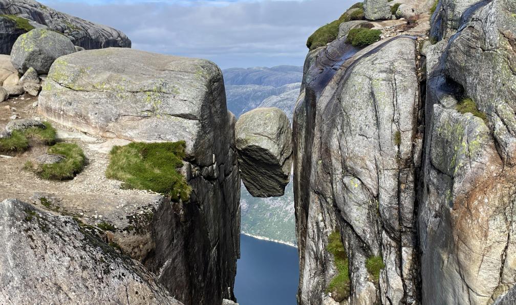 Desplanches - Elise - La pierre coincée de Kjerag, au dessus d'un fiord, Norvège - Les fjords du Sud - 9