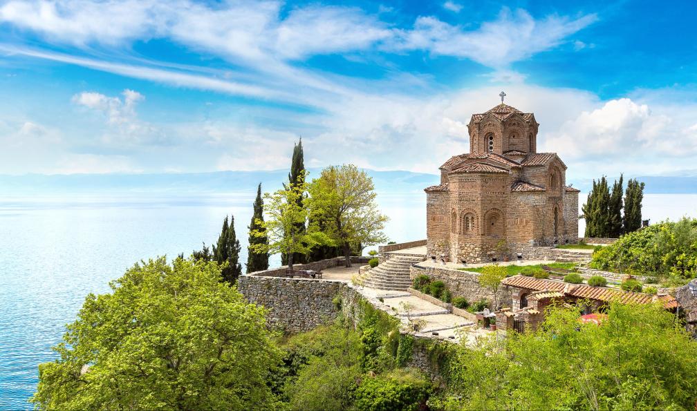 Figurnyi - Sergii - Adobe stock - L'église Saint Jean de Kaneo au bord du lac d'Ohrid, Macédoine - Le trek du High Scardus, légende des Balkans - 1