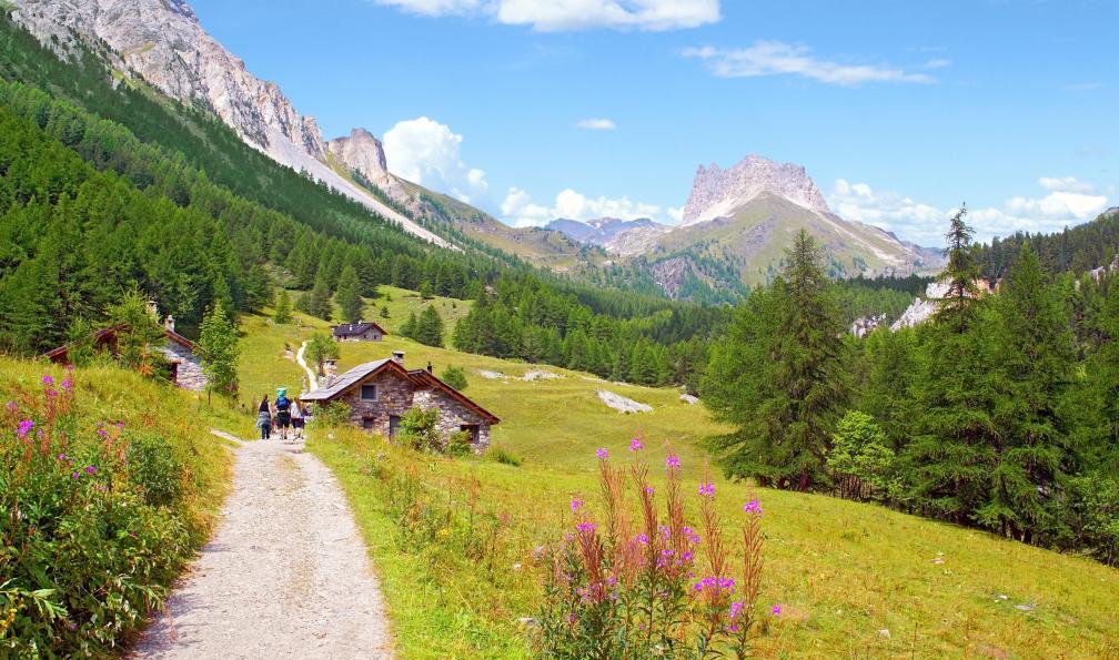 lamax - Adobe stock - Randonneurs sur le sentier de la vallée Etroite, le Mont Thabor en fond, Cerces,Alpes, France - Mont Thabor et sommets de la Clarée - 7