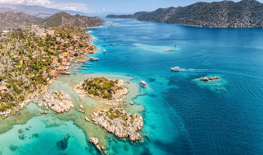 EdNurg - Adobe stock - Vue aérienne du château de Simena et du village de pêcheurs de Kaleucagiz et de la ville engloutie de Kekova, Turquie - Merveilles de la Voie lycienne - 2