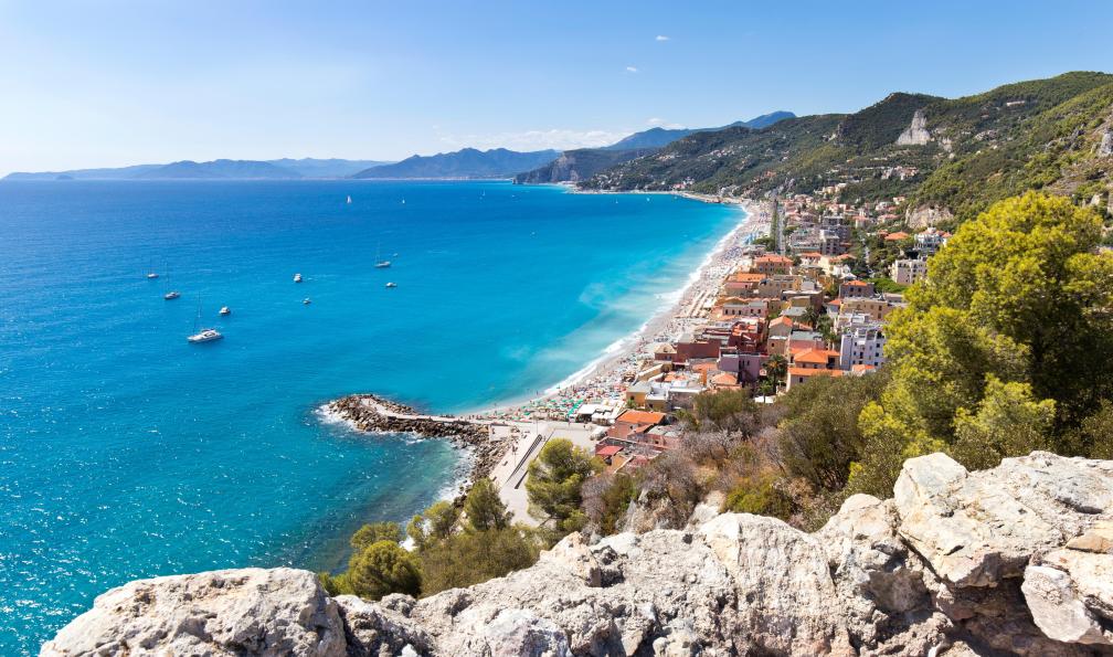 Pasquale D'Anna - Adobe stock - Vue sur la riviera et la ville de Varigotti, Ligurie, Italie - Tra Mare e Monti en Ligurie - 11