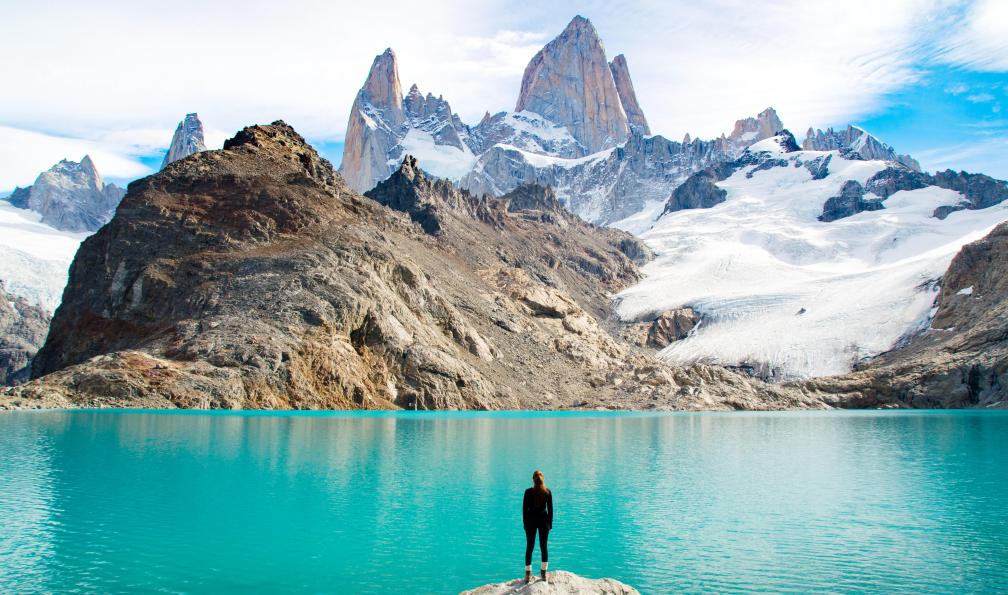 Sophie Axtner  -  Shutterstock -  Femme devant le Fitz Roy, Patagonie, Argentine.   - Terre de Feu, Patagonie et Iguazú - 3