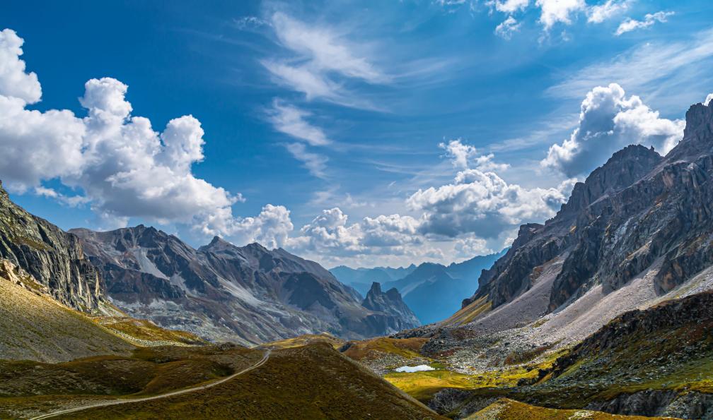 Alessandrogiam - Adobe stock - La Rocca Provenzale vue depuis le Col du Maurin dans la haute vallée de Maira, à la frontière entre la province de Cuneo avec la France - Insolite Ubaye - 7