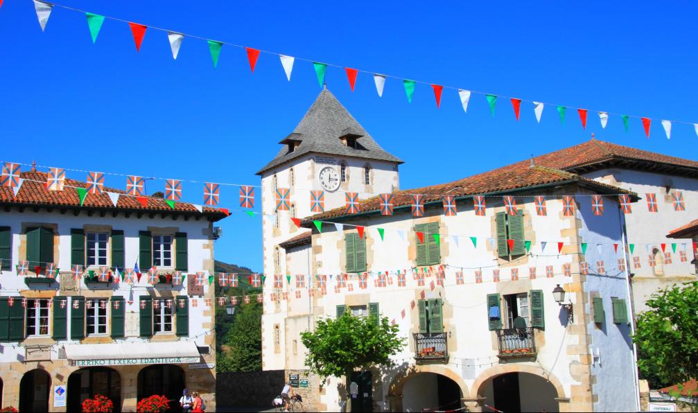 vouvraysan - Adobe Stock - La place du village de Sare, Pays Basque, France - La traversée du Pays basque - 5