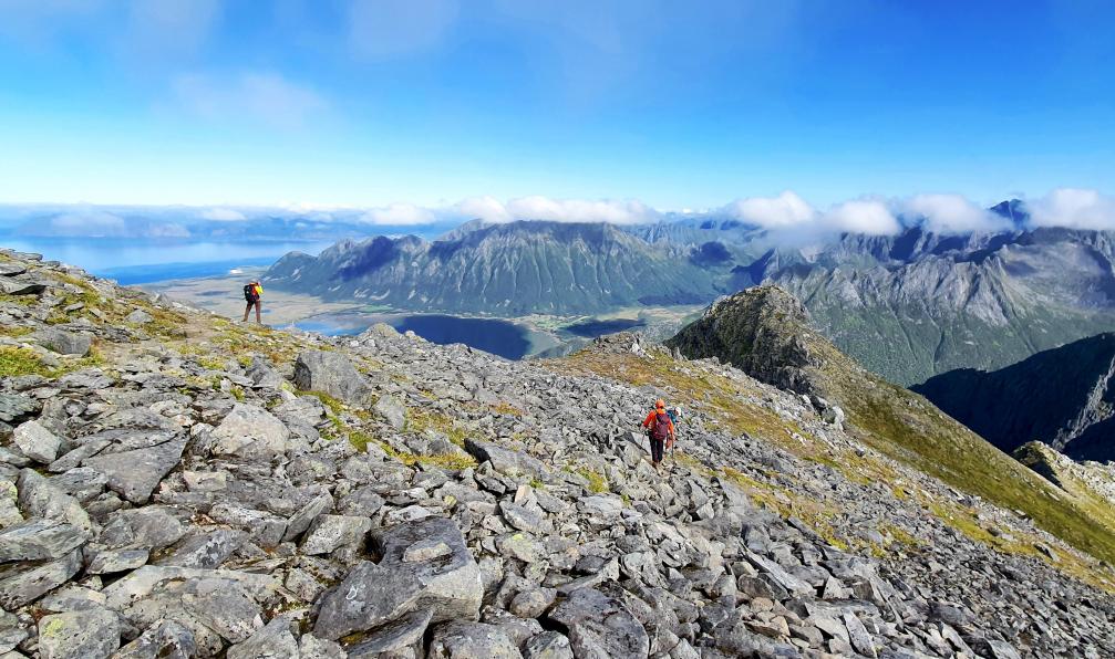 Garioud - Nadège - Randonneurs à la descente dans les pierriers menant au sommet de Matmora, avec vue sur les nombreux sommets alentours, les lacs et la mer, Norvège - Archipels du Nord : Lofoten, Vesterålen et Senja - 11